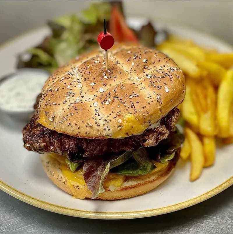 Burger maison avec frites