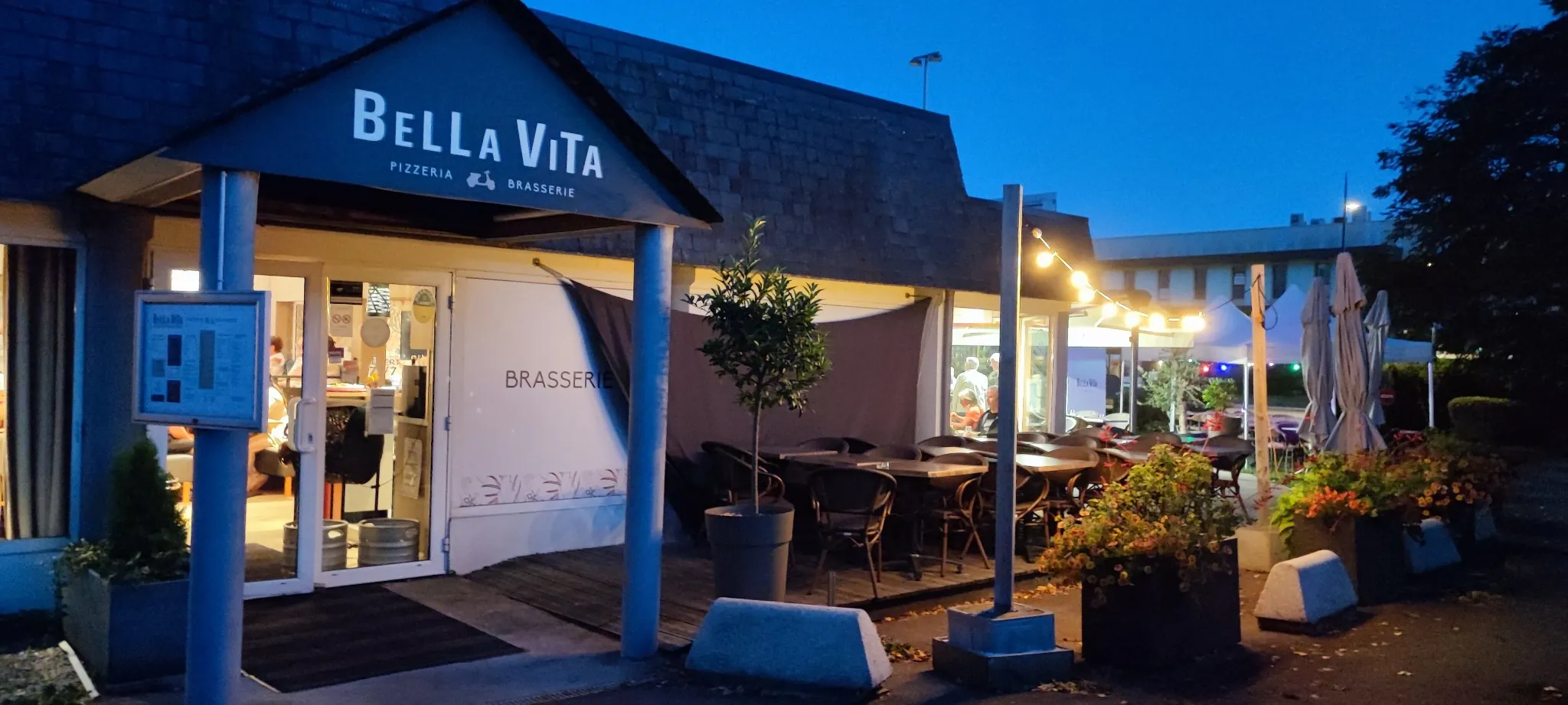 La terrasse de La Bella Vita illuminée à la tombée du soir, à Séné près de Vannes